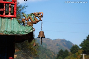 寺庙屋顶龙雕塑上的铜铃