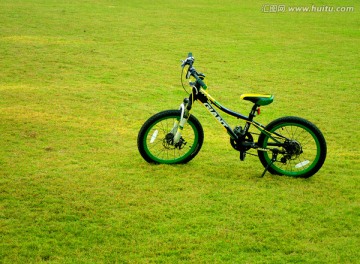 草坪上的 自行车