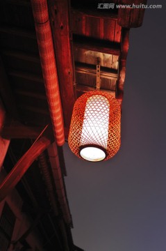 屋檐下的红灯笼