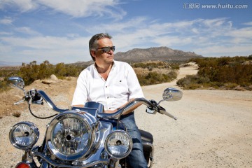 沙漠中骑摩托车的老人