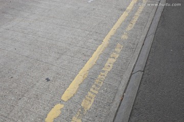 马路的双黄线