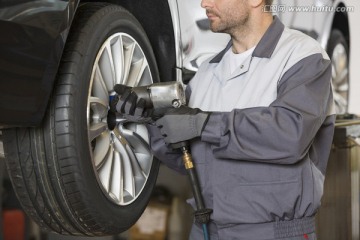 男技师修理汽车的车轮