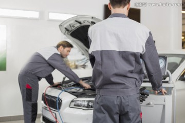 车间维修工程师检查车