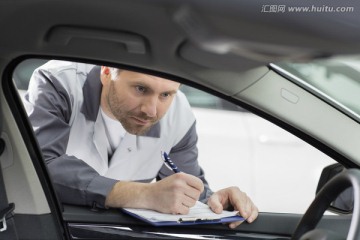 在维修店检查汽车