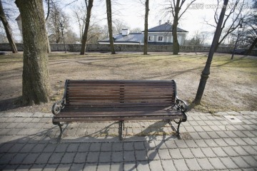 公园道路的木长椅 