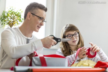 父亲和女儿在家里包装