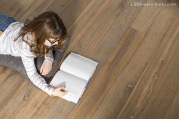 地板上的少女读书