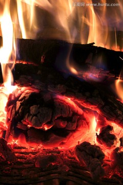 壁炉中燃烧的木头