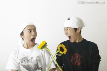 两个年轻人拿着向日葵