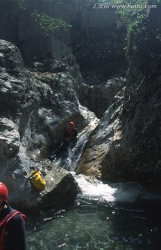 峡谷漂流