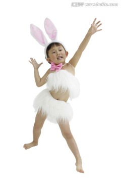小女孩穿着兔子衣服