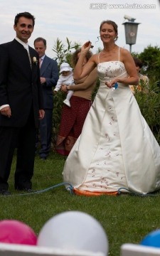 新婚夫妇扔飞镖气球