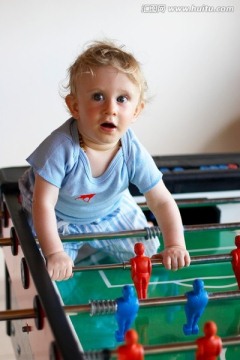 婴儿玩桌上足球