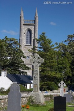 教堂前面的高十字架