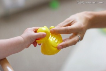 婴儿抓黄橡胶鸭