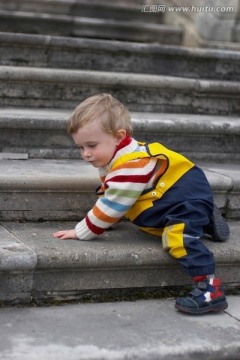 婴儿爬楼梯