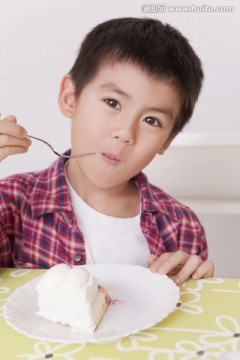 小男孩吃蛋糕