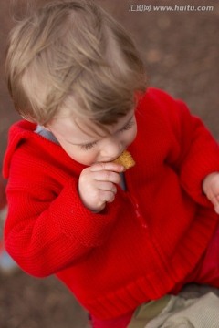 小孩吃饼干