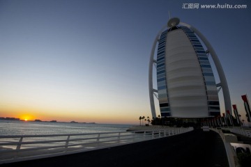 迪拜的摩天大厦和夕阳