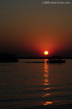 夕阳落在曼雅拉湖