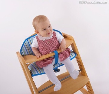 婴儿坐在儿童座椅上