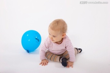婴儿玩气球