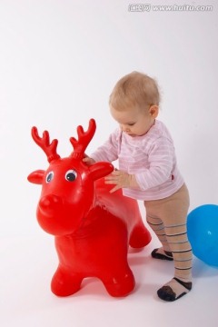 宝宝玩红色玩具麋鹿