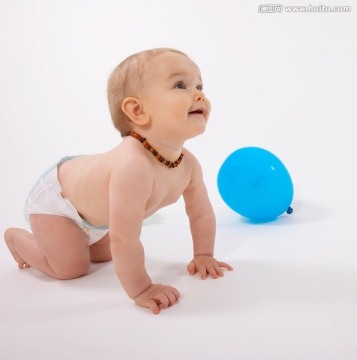 婴儿玩气球