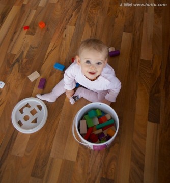宝宝在地板上玩积木