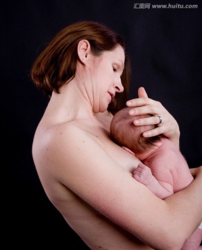 母亲抱宝宝