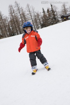小男孩学滑雪