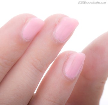 一只手用粉色涂指甲
