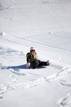 小女孩在雪地里