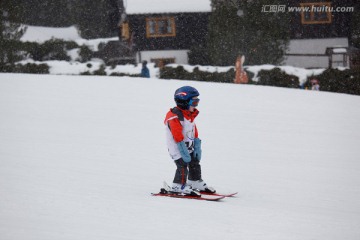 小男孩滑雪