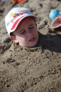 男孩在沙滩上