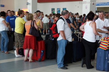 在机场排队等候的人