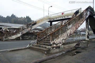 损坏的陆地桥和日本国