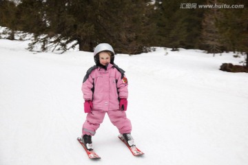 小女孩滑雪