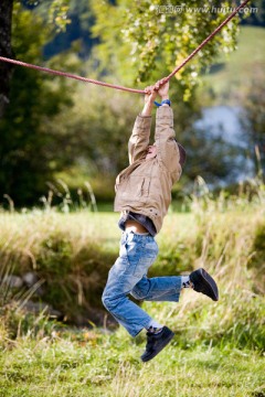 男孩在一根绳子上荡秋