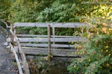 小溪边的旧桥