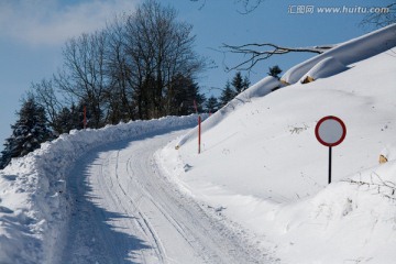 冰雪覆盖的道路