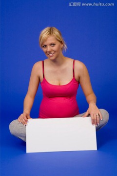 怀孕的女人坐在地上，