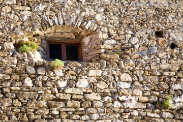 天然石材的窗户