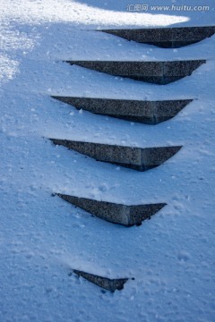 多雪的台阶