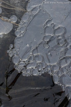 小溪中冰的形成