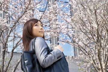 樱花树下的年轻女子