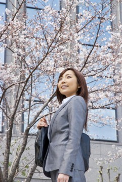 樱花树下的年轻女子