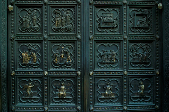 洗礼堂的镀金的青铜门