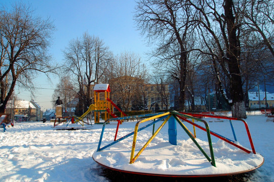 冬天的儿童游乐场