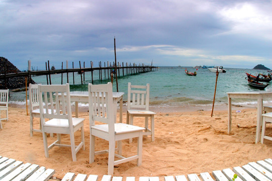 泰国海滩上 白色椅子